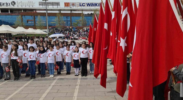 Belediyenin çocuk bandosu çocukları coşturdu