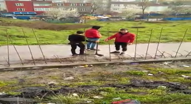 Belediyenin inşaat alanındaki demirlerini çalarken suçüstü yakalandılar