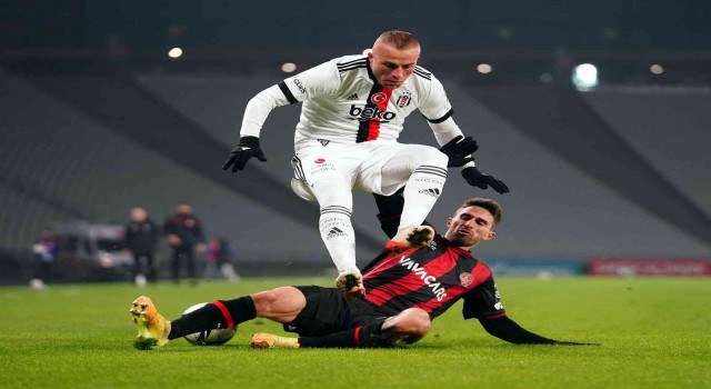 Beşiktaşta ilk yolcular belli: Oğuzhan Özyakup ve Gökhan Töre