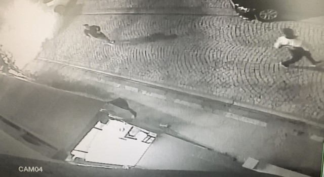 Beşiktaşta tarihi binanın çatısı çöktü: Ölümden koşarak kurtuldu