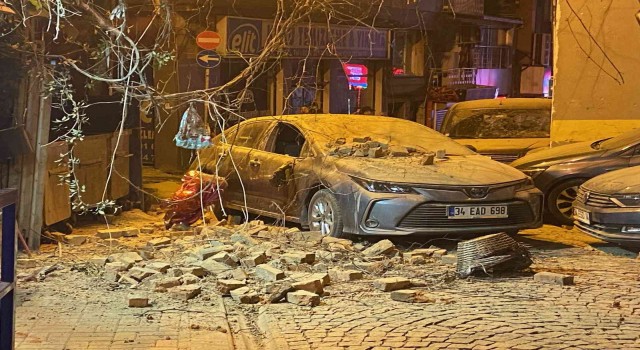 Beşiktaşta tarihi binanın çatısı yoldan geçen otomobilin üzerine düştü