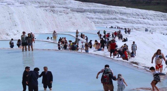 Beyaz cennet Pamukkaleye bahar geldi
