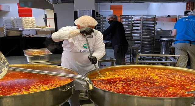 Beykozda iftariyelikler Beykozluların kapısına kadar ulaştırılıyor