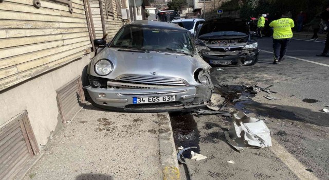 Beykozda servis minibüsü ile otomobil kafa kafaya çarpıştı: 1 yaralı