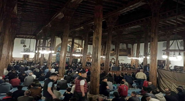 Beyşehir ve Derebucakta vatandaşlar camilere akın etti