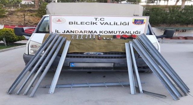 Bilecikte elektrik direklerine dadanan hırsızlar yakalandı