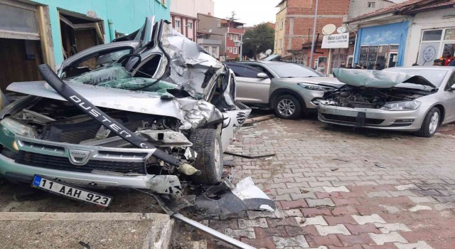 Bilecikte freni boşalan kamyon park halindeki 3 aracı adeta biçti