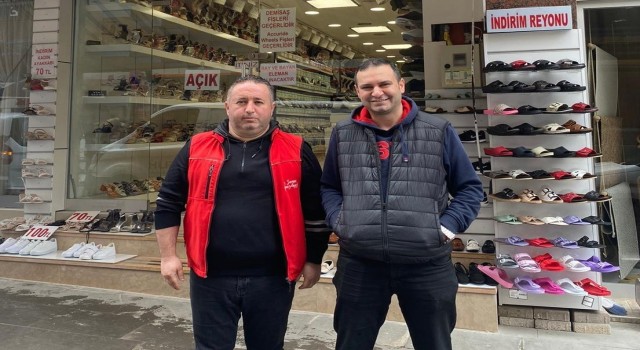 Bilecikte hayırsever esnaftan çocuklara bayram ayakkabısı