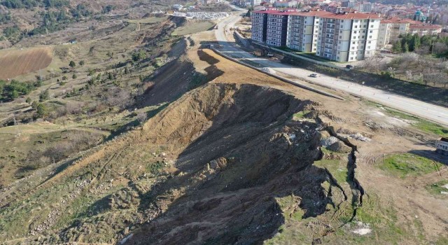 Bilecikte korkutan toprak kayması