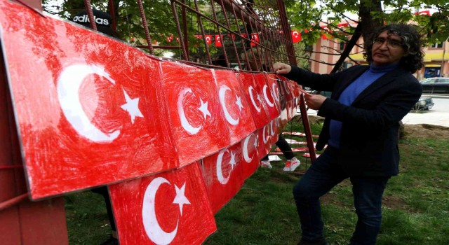 Bin çocuğun çizdiği bayraklar piramidal konstrüksiyon üzerine yerleştirildi