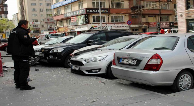 Binadan kopan parçalar araçların üzerine böyle düştü