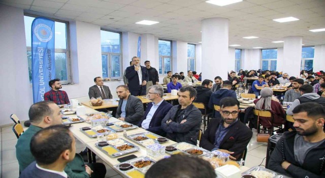 Bingöl Valisi, iftarını öğrencilerle birlikte yaptı