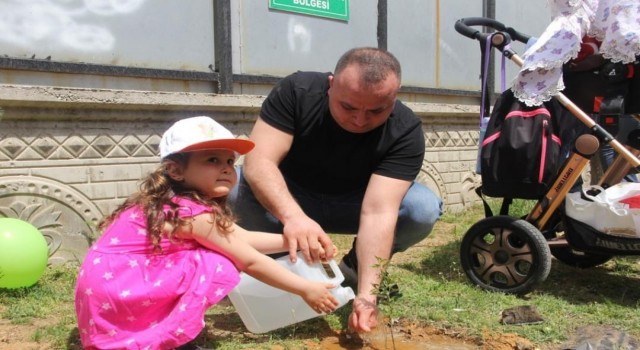 Bingölde çocuklar fidan dikti