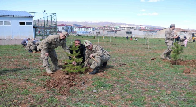 Bingölde jandarma şehitler anısına fidan dikti