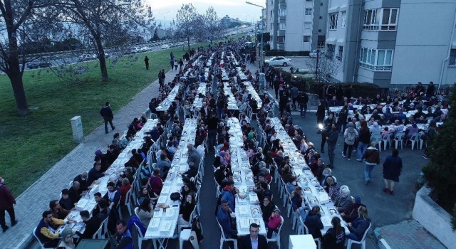 Binlerce kişinin buluştuğu iftar sofrası havadan görüntülendi