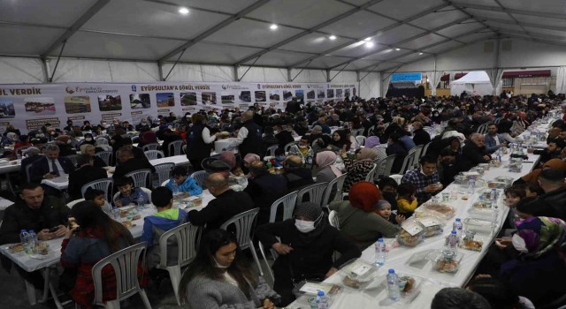 Binlerce vatandaş Eyüpsultanda dev iftar sofrasında buluştu