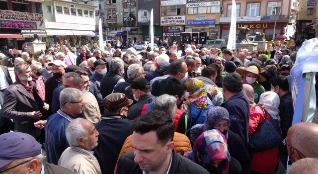 Bir paket tohum için birbirleriyle yarıştılar, görevliler zor anlar yaşadı