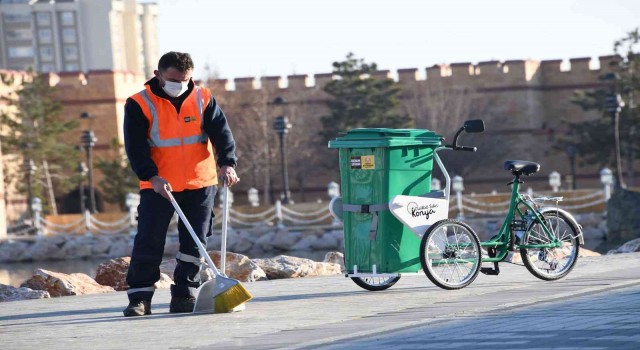 Bisiklet şehri Konyada temizlik ekipleri de bisikletlendi