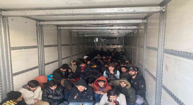 Bitliste tır içerisinde 129 göçmen yakalandı