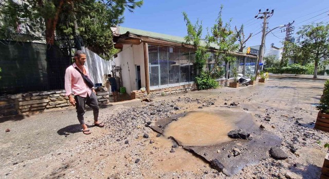Bodrumda isale hattı yine patladı, bazı iş yerlerini su bastı