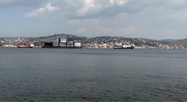 Boğazdan apartman geçti