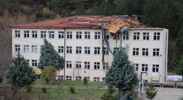 Boluda, saatte 106 kilometreyle esen rüzgar çatıları uçurdu