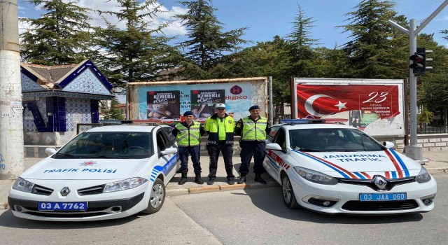 Bolvadinde polis ve jandarma sürücüleri afişlerle uyardı