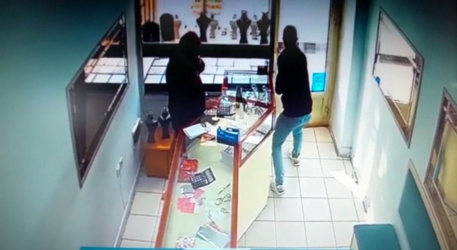 Boş anından yararlandığı kuyumcunun vitrinindeki bileziği çalıp kaçan hırsız kamerada