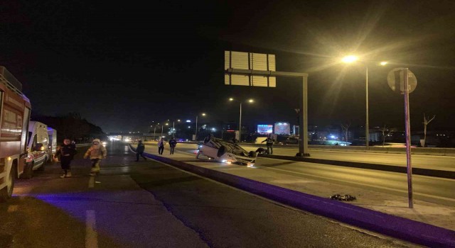 Bostancıda otomobil takla attı: Araçtaki iki kişi yara almadan kurtuldu