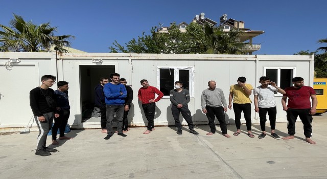 Botları batmak üzere olan düzensiz göçmenler kurtarıldı