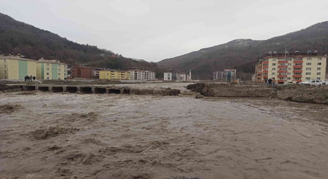 Bozkurtta kar sularının erimesiyle Ezine çayı taştı: Geçici köprü hasar gördü