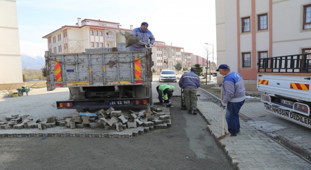 Bozulan ve deforme olan parke taş yollar yenileniyor