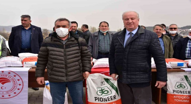 Bozüyükte ayçiçeği ve nohut tohumu dağıtımı yapıldı