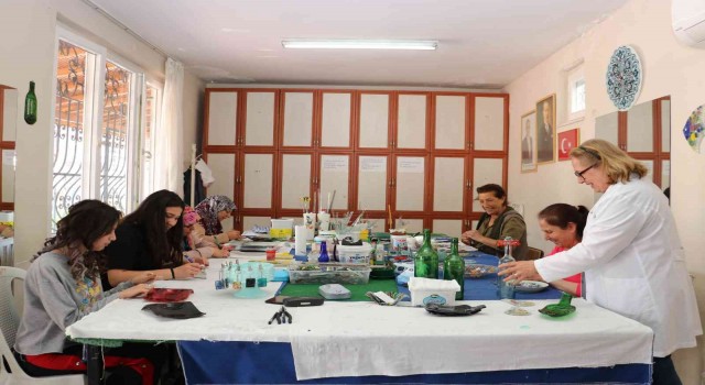 Bu atölyede atıklar sanata dönüşüyor