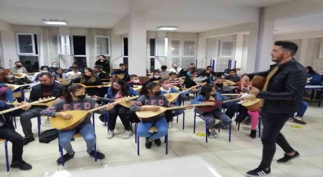Bu ilçede 10 yaşından 50 yaşına kadar herkes bağlama çalmayı öğreniyor