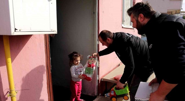 Bu kez Ramazan kolileri yanında çocukların da yüzlerini güldürdüler