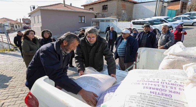 Buca Belediyesinden çiftçiye gübre desteği