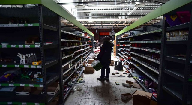 Bucha sakinleri Rus saldırılarının hedefi olan markette bozulmamış ürün aradı