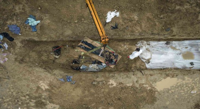 Buchadaki toplu mezardan çok sayıda ceset çıkarıldı