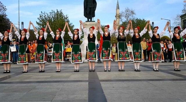 Bulgar folklor ekibi ve vatandaşlar Edirnede Ankara havası oynadı