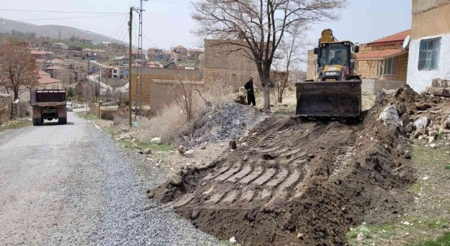 Bünyanda bozuk yollar yenilenmeye devam ediyor