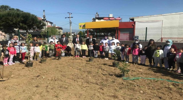 Burhaniye de Kaymakam Memiş, anaokulu öğrencileri ile fidan dikti