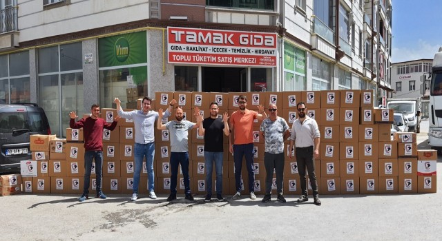 Burhaniyede Beşiktaşlı taraftarlardan gıda yardımı