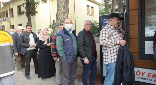 Burhaniyede Büyükşehir pidesi yoğun ilgi gördü