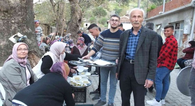 Burhaniyede geleneksel köylü iftarı binlerce vatandaşı buluşturdu