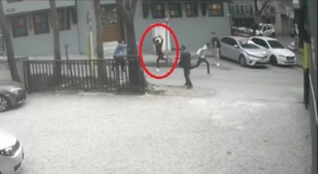 Bursada gençlerin bıçaklı kavgası kameralarda