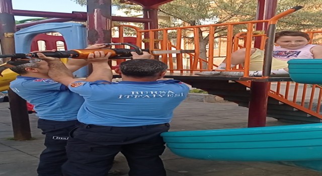 Bursada kaydırak demirlerine sıkışan çocuğu itfaiye böyle kurtardı