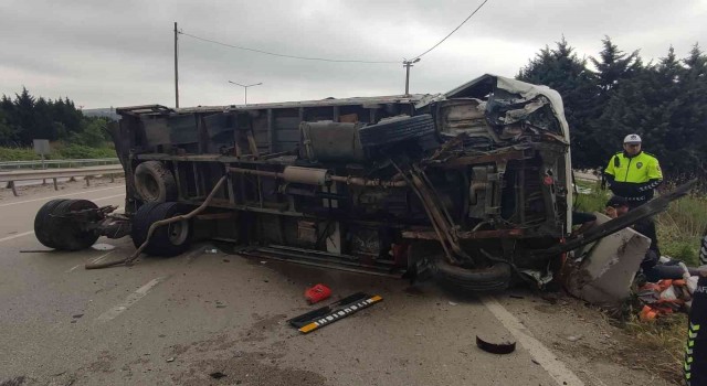 Bursada kontrolden çıkan kamyon yan yattı: 1 yaralı