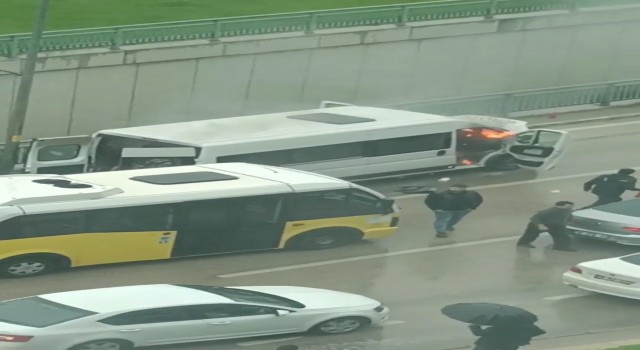 Bursada servis minibüsü alev alev yandı, işçiler canlarını zor kurtardı