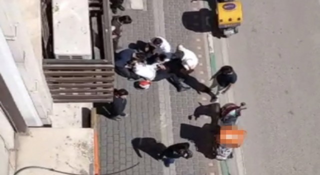 Bursada seyir halindeki kurye dengesini kaybederek yere düştü